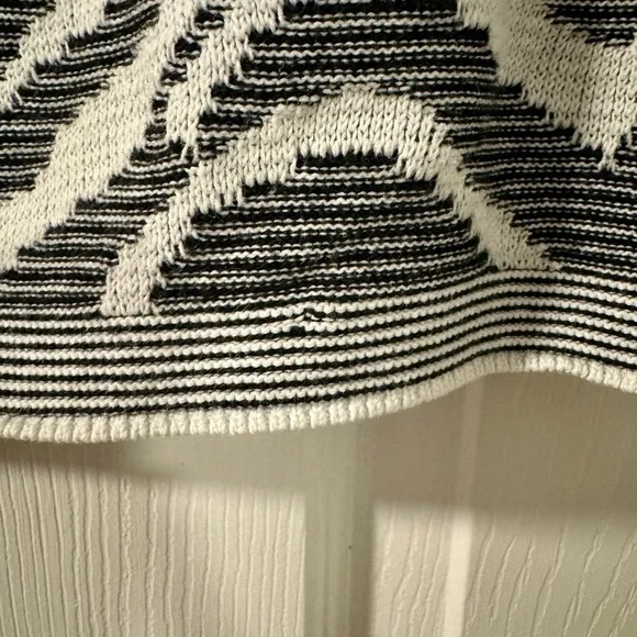 Chico’s Petite Zebra-Print Zip-Back Jacquard Sweater Black & White Super Soft! - Picture 4 of 7